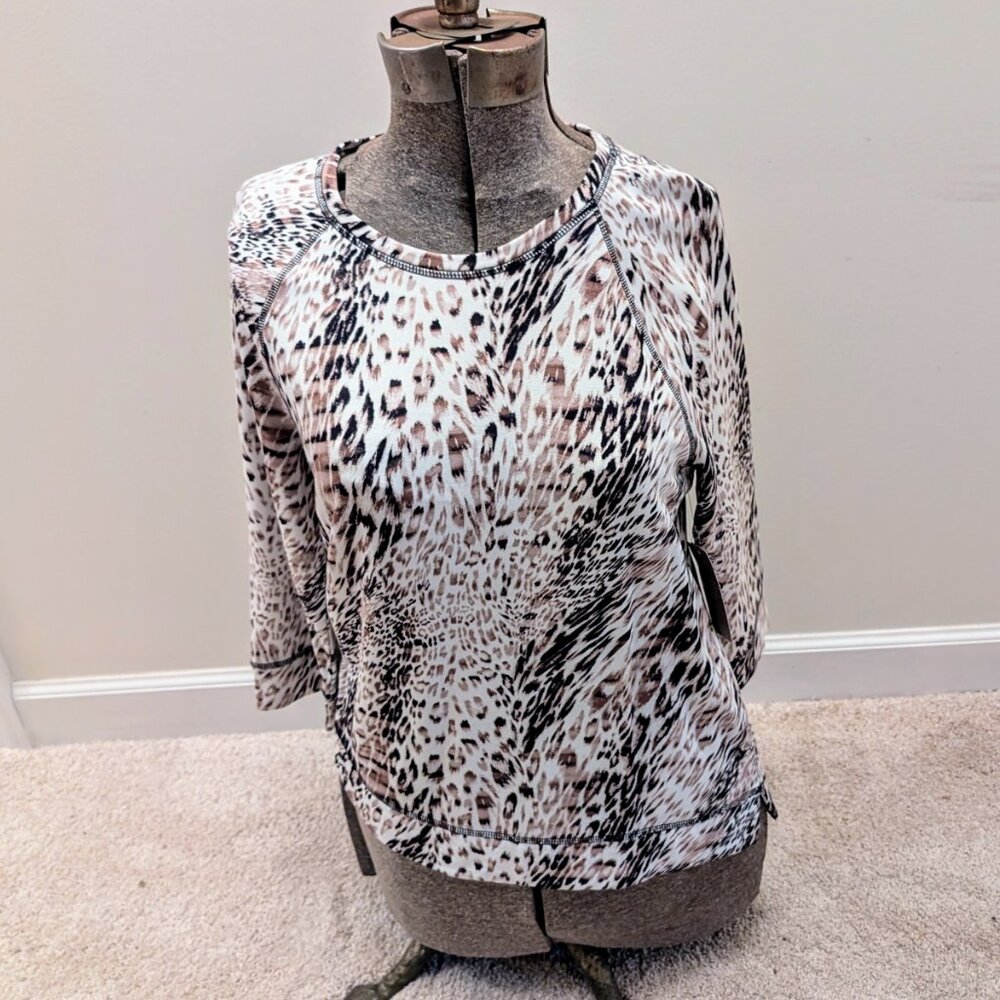Weekends by Chicos Leopard Scoop Haglan Top  LS Size 1